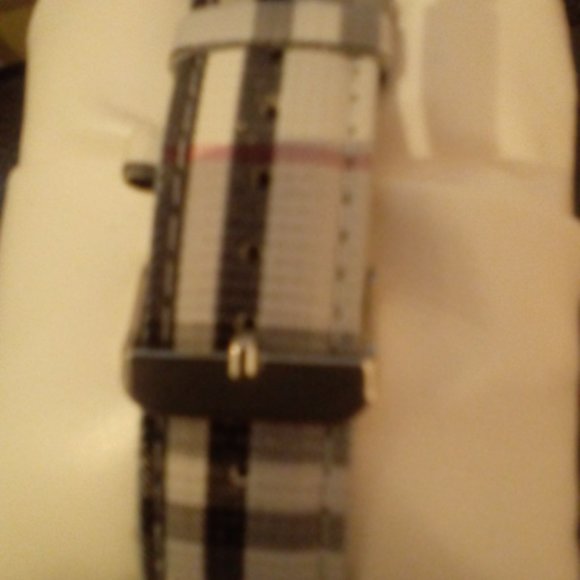 Dolce and Gabbana watch in plaid design box - Picture 4 of 5